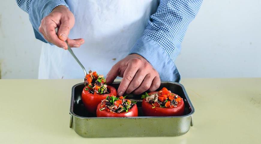 Фото приготовления рецепта: Фаршированные тунцоми и анчоусами помидоры, шаг №4